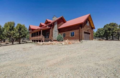 Zion National Park East Entrance House | Cozy authentic 5 bedroom cabin minutes from Zion