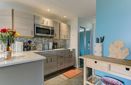 Acme Condo | 🏖️ Cozy Aviation ✈ Style Lake View Condo @ The Shores