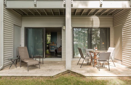 Acme Condo | 🏖️ Cozy Aviation ✈ Style Lake View Condo @ The Shores