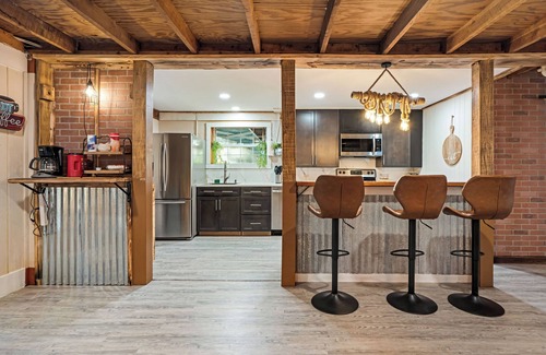 Joelton House | Cozy barn-house retreat w/hot tub 20 minutes to Nashville