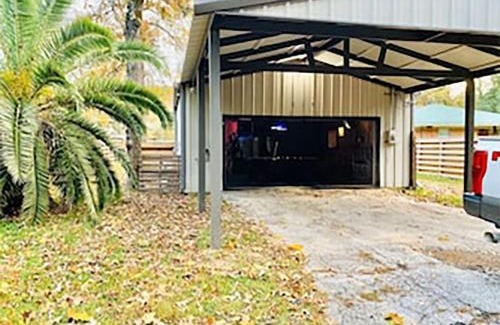 Montgomery House | Cozy Barn with Pool Access & Near Lake Conroe