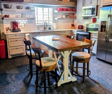 Montgomery House | Cozy Barn with Pool Access & Near Lake Conroe