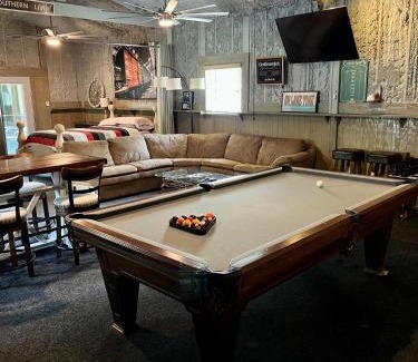 Montgomery House | Cozy Barn with Pool Access & Near Lake Conroe