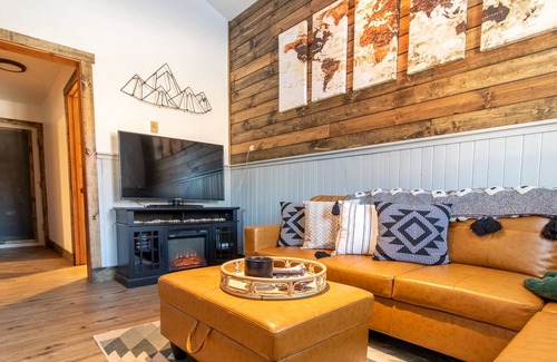 Council House | Cozy barndominium located in a quiet mountain town