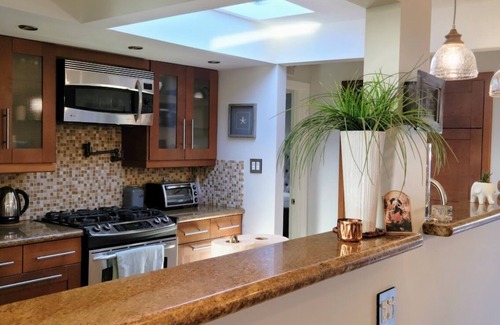 Newport Shores House | Cozy Beach Bungalow! Only 5 minute walk to the Beach and Pet Friendly!