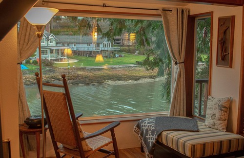 Olympia Cottage | Cozy Beach Cottage on Budd Bay — Pet Friendly!