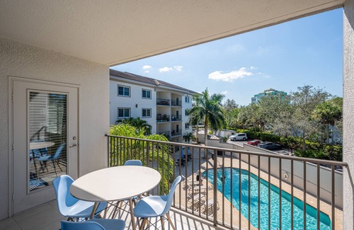 Central Naples Condo | ★Cozy Beach Escape★ 0.9 miles from Clams Pass Beach !