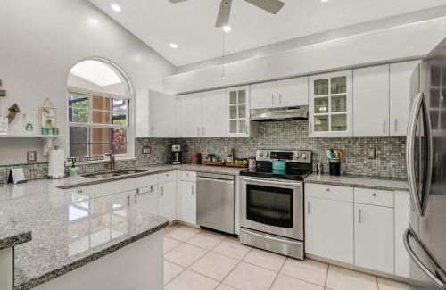 Naples Park House | Cozy Beach House - 5 minutes from Vanderbilt Beach