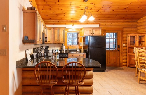 North Conway Cabin | Cozy Bear Cabin - 10 minutes from Cranmore and Attitash mountains