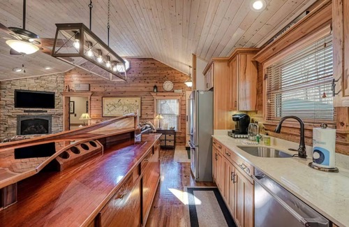 Mineral Cabin | Cozy Bear Cabin provides lakeside living, boathouse bar and yes.pickle ball.