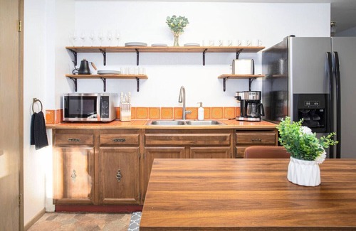 College Cabin | Cozy Bear Den Rustic Cabin