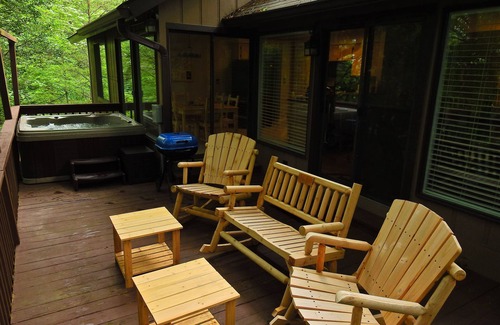 Qualla House | Cozy Bear Lodge on top of Casey's Mountain! - Great Location!