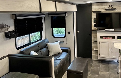 Gatlinburg - Pigeon Forge RV Rental | 🐻 COZY BEAR RETREAT 🐻 CAMPING DONE RIGHT AT A 5 STAR RV RESORT