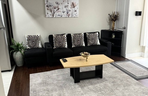 Central Erin Mills House | Cozy beautiful 3 bedrooms basement apartment/Amazing location in Mississauga