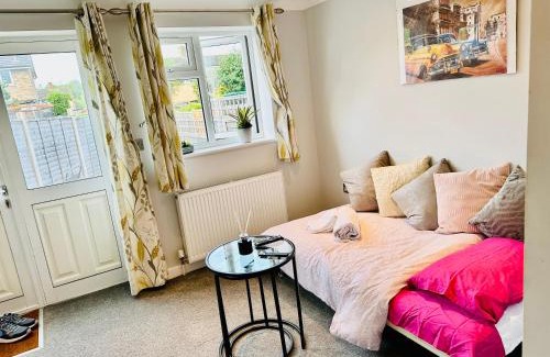 Bicester Apartment | Cozy Bicester Village townhouse with garden