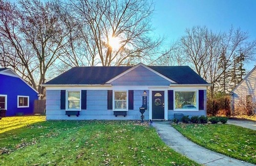 Drayton Plains House | Cozy Birmingham Chalet: Walk to Town, 3BR, Office, Clean & Modern