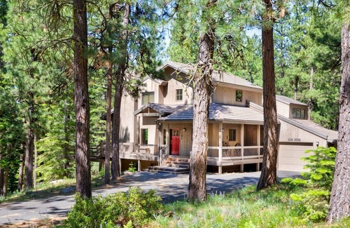 Black Butte Ranch House | Cozy Black Butte home with large kitchen, 2 living spaces, wood fireplaces