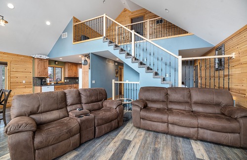 Deadwood Cabin | Cozy Black Hills Cabin Sleeps 17 Garage + ATV Trailer Parking