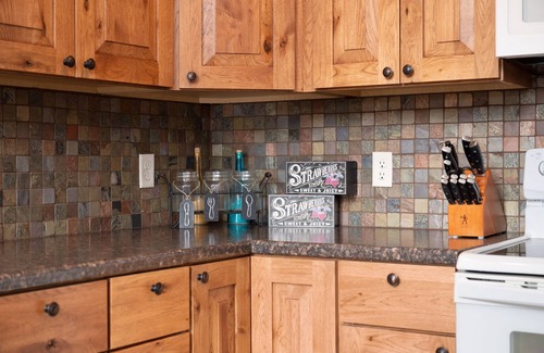 Deadwood Cabin | Cozy Black Hills Cabin Sleeps 17 Garage + ATV Trailer Parking