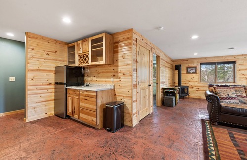 Deadwood Cabin | Cozy Black Hills Cabin Sleeps 17 Garage + ATV Trailer Parking