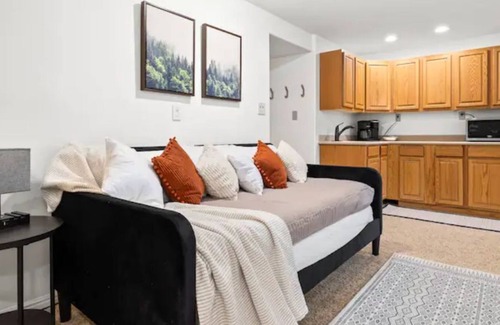 Mapleton Apartment | Cozy boho studio near mountains - pet/family friendly
