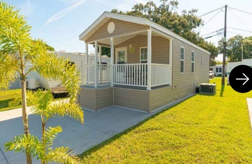 Trailer Estates Cottage | “Cozy Bradenton Cottage: near IMG academy/smart tv/fireplace/canopy bed tv!