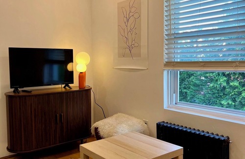 Queens Apartment | Cozy Bright Rockaway Beach House Very Close to Train and Ferry