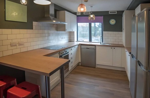 Headingley Apartment | Cozy Budget Room with Shared Washroom Access