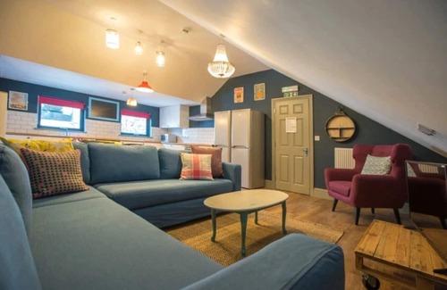 Headingley Apartment | Cozy Budget Room with Shared Washroom Access