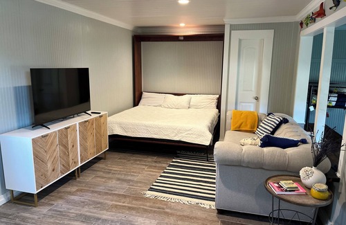 New Braunfels House | Cozy bungalow in delightful New Braunfels with WiFi, AC