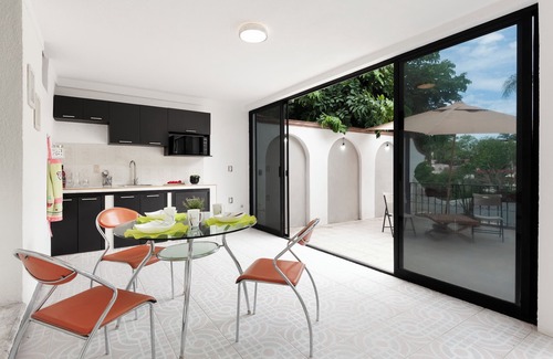 Las Palmas House | Cozy bungalow near Downtown
