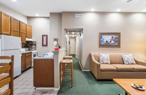 Kimberling City House | Cozy Bungalow by Table Rock Lake-Free Tickets-Balcony-Dog Friendly