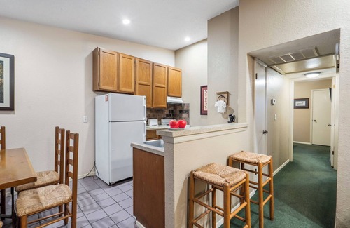 Kimberling City House | Cozy Bungalow by Table Rock Lake-Free Tickets-Balcony-Dog Friendly