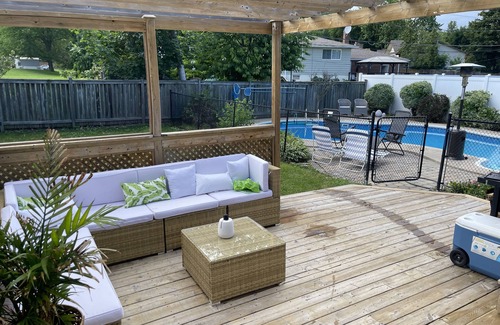 Burlington House | Cozy Bungalow with a Pool