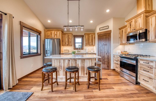 Corvallis House | Cozy bungalow with fantastic mountain views.