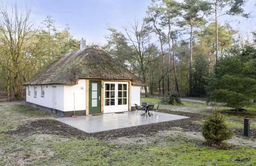 Herpen House | Cozy bungalow with two bathrooms, in the forest
