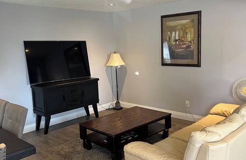 Bradford House | Cozy & Clean upper unit