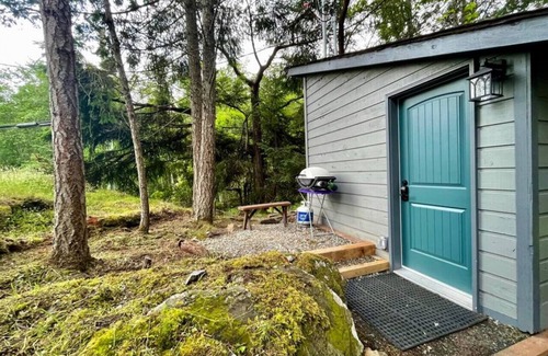 Regional District of Nanaimo Cabin | Cozy Cabana with Large Outdoor Hot Tub