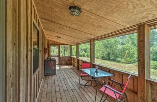 Mountain View Cabin | Cozy cabin 1 bedroom, WiFi, AC above Sylamore Creek in welcoming Mountain View