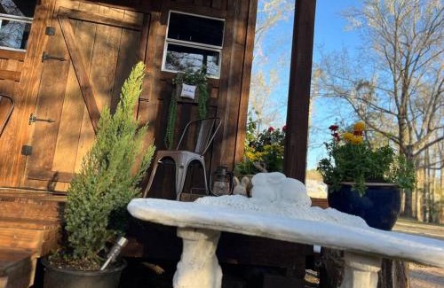 Conway House | Cozy Cabin by the Pond