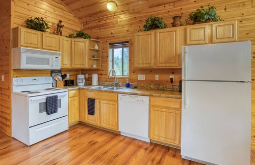 Heber Cabin | Cozy cabin for 2, private hot tub, King size bed!