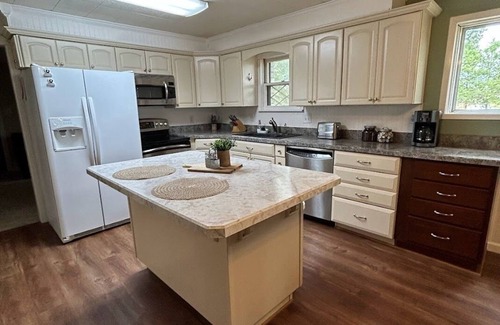 Ardmore Cabin | Cozy Cabin Getaway, 5 minutes from Lake Murray and downtown Ardmore!