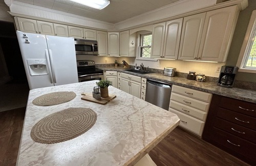 Ardmore Cabin | Cozy Cabin Getaway, 5 minutes from Lake Murray and downtown Ardmore!