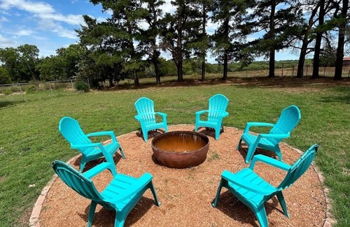 Ardmore Cabin | Cozy Cabin Getaway, 5 minutes from Lake Murray and downtown Ardmore!