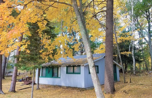 Glen Arbor House | Cozy cabin in Glen Arbor w/Crystal River frontage. WIFI, Fire pit, Dog ok