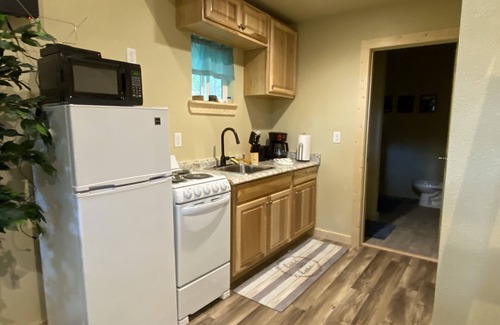 Winslow Cabin | Cozy cabin in our little woodland village - access to pond and meadow