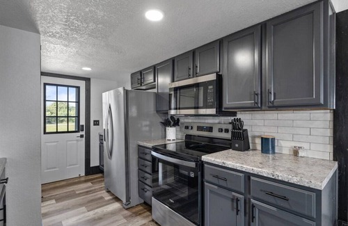 Lynn Center Cabin | Cozy cabin in Pleasant Valley with AC - perfect getaway spot