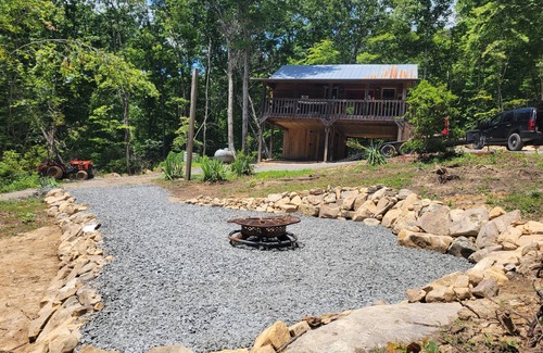 Speedwell Cabin | Cozy cabin in welcoming Speedwell with WiFi, AC
