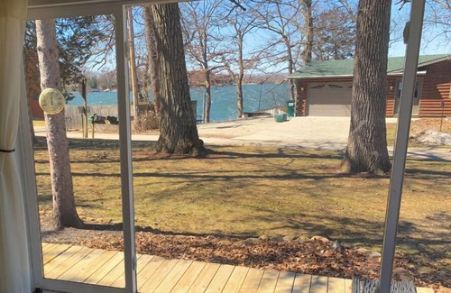 Markesan Cabin | Cozy Cabin | Lake Access, Kayaks/Bikes, Huge Yard!