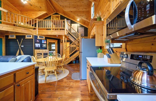 Broken Bow Cabin | Cozy cabin located in Beavers Bend, close to Broken Bow lake, Casino